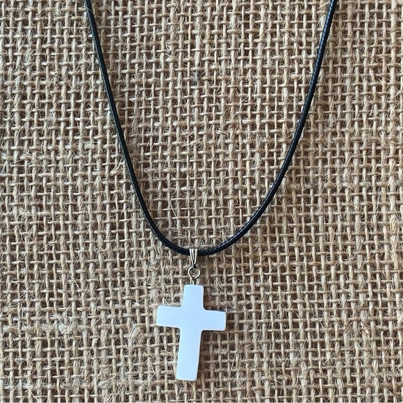 Mother of Pearl Carved Cross Pendant Necklace Vintage MOP Religious Jewelry 20" - Picture 5 of 5